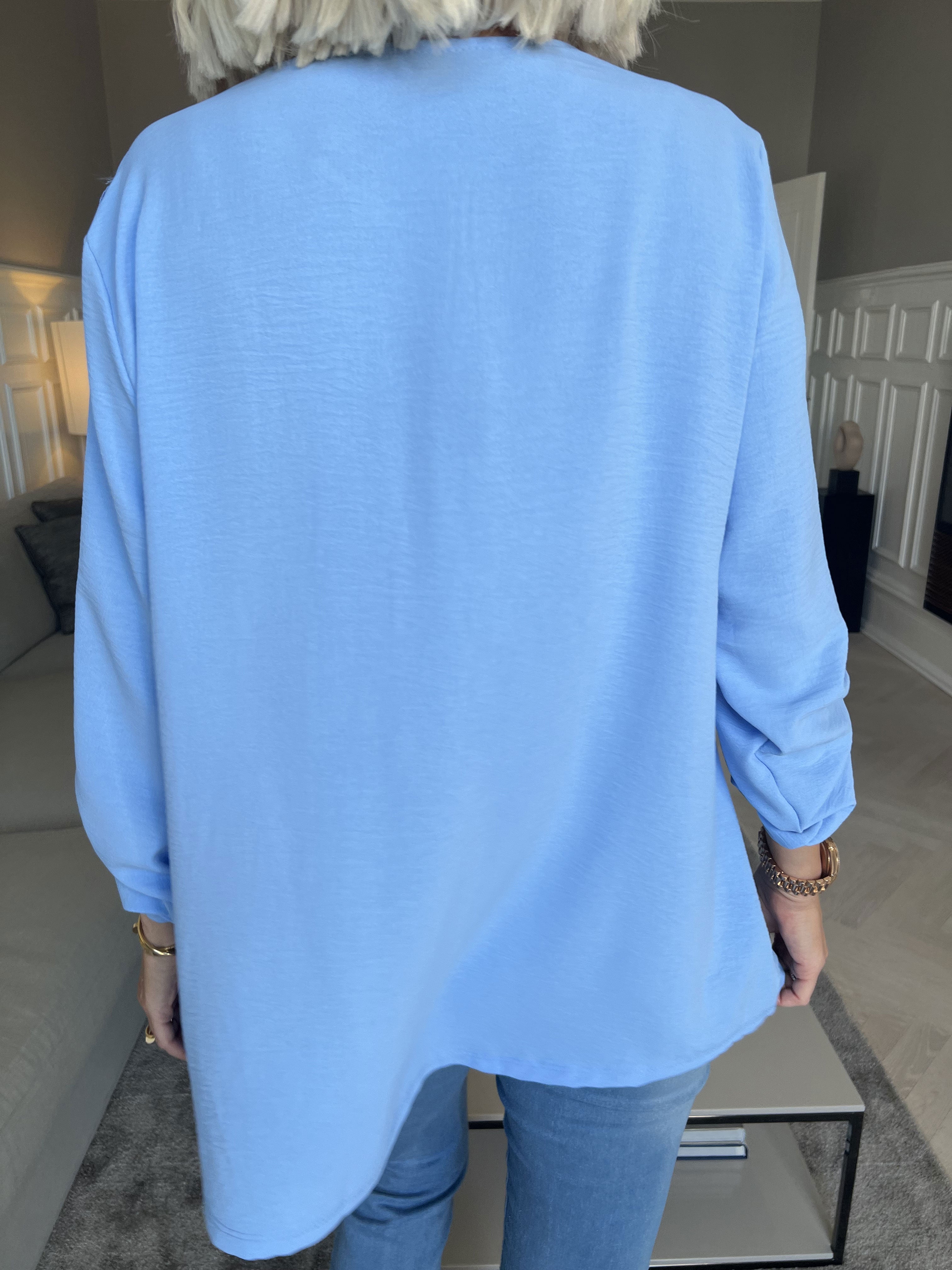 Nicola - Sød bluse med flæser og knapper